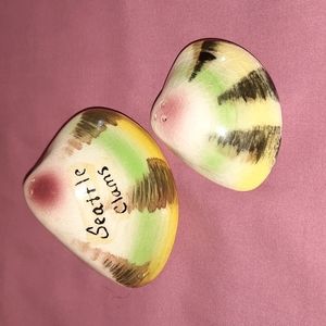 Clam salt and pepper shakers